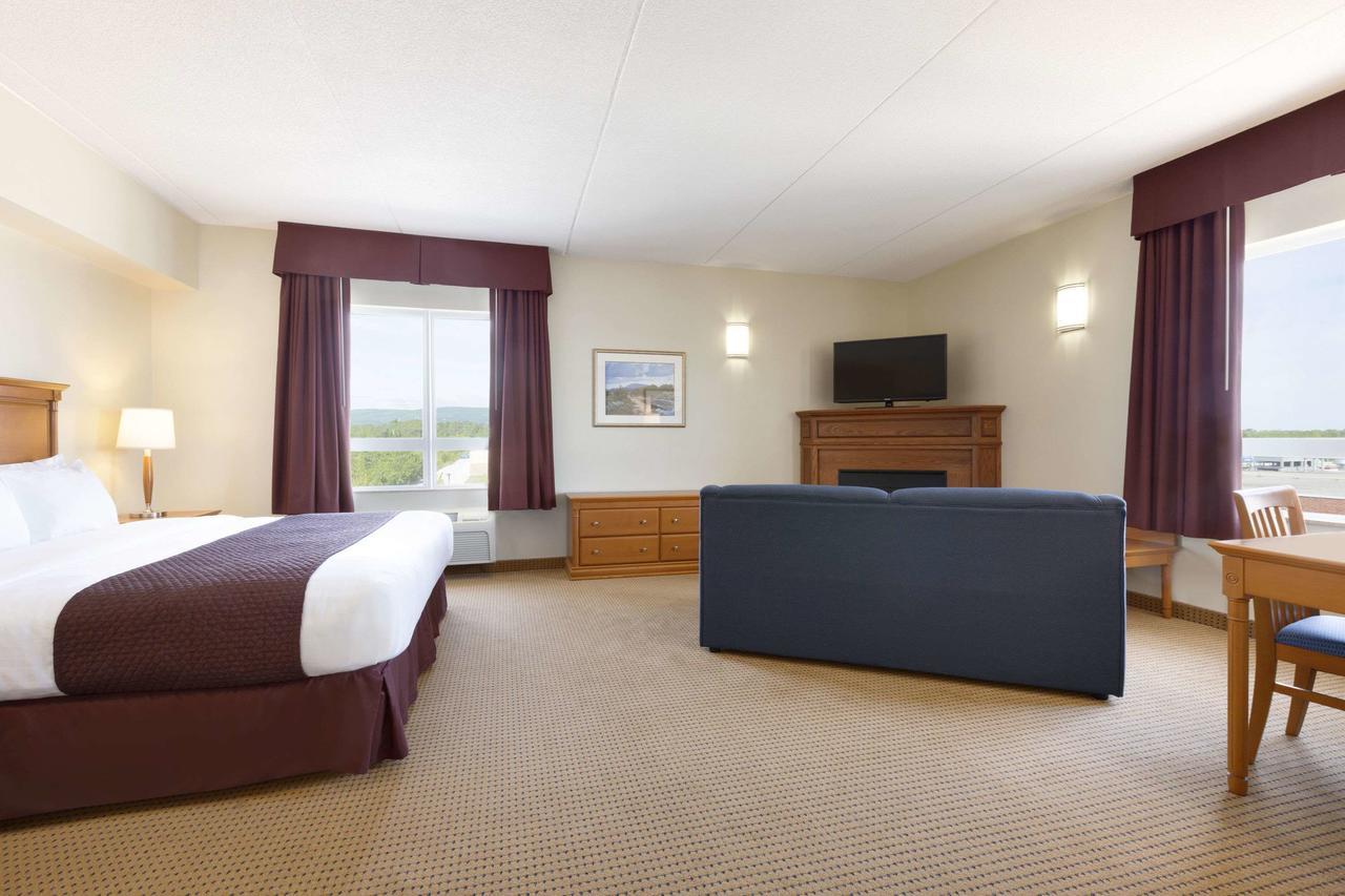 Days Inn & Suites By Wyndham Collingwood Esterno foto