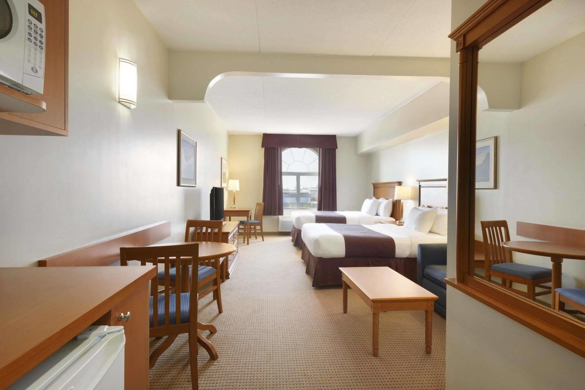 Days Inn & Suites By Wyndham Collingwood Esterno foto
